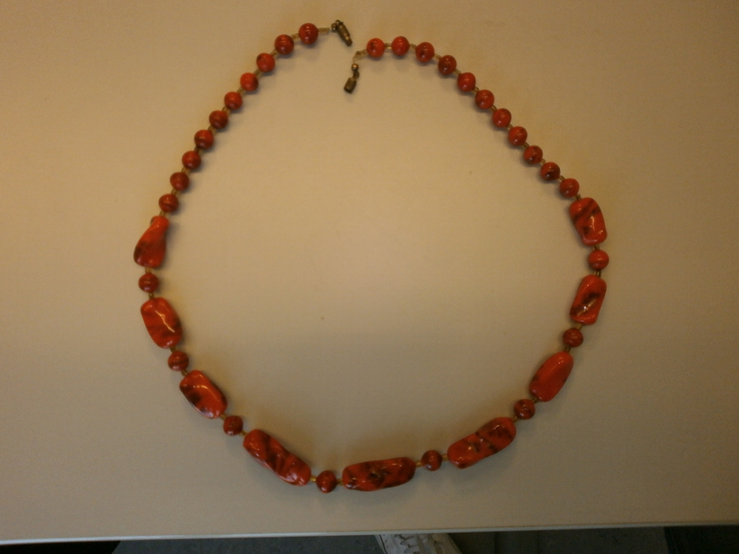 Halskette mit roten Edelsteinen oder Korallen