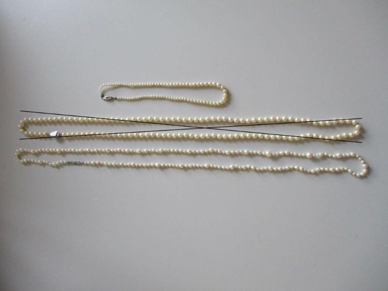 Weißes Perlenarmband und weiße Perlenkette