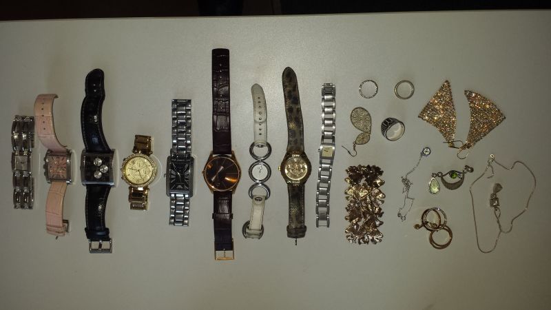 9x Armbanduhren, Armreif, 2x Halskette, 3x Ring, 2 Paar Ohrhänger, 2x Anhänger