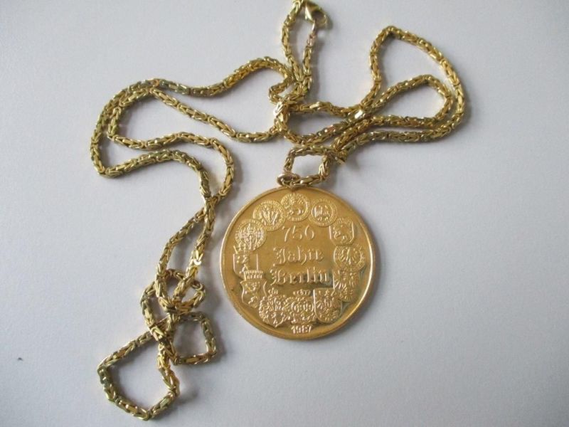 Goldenes Kette mit Medaille