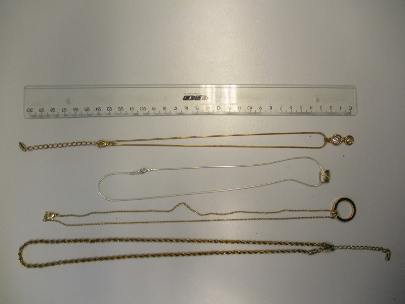 Vier Halsketten, drei hiervon mit Anhänger