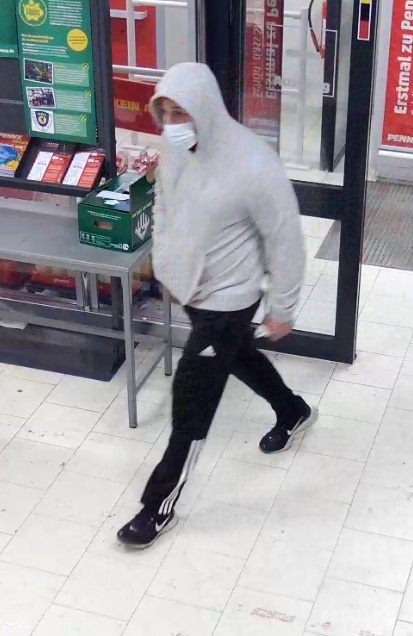 Tatverdächtiger laufend im Supermarkt