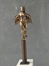 Engel mit Flügeln auf Säule