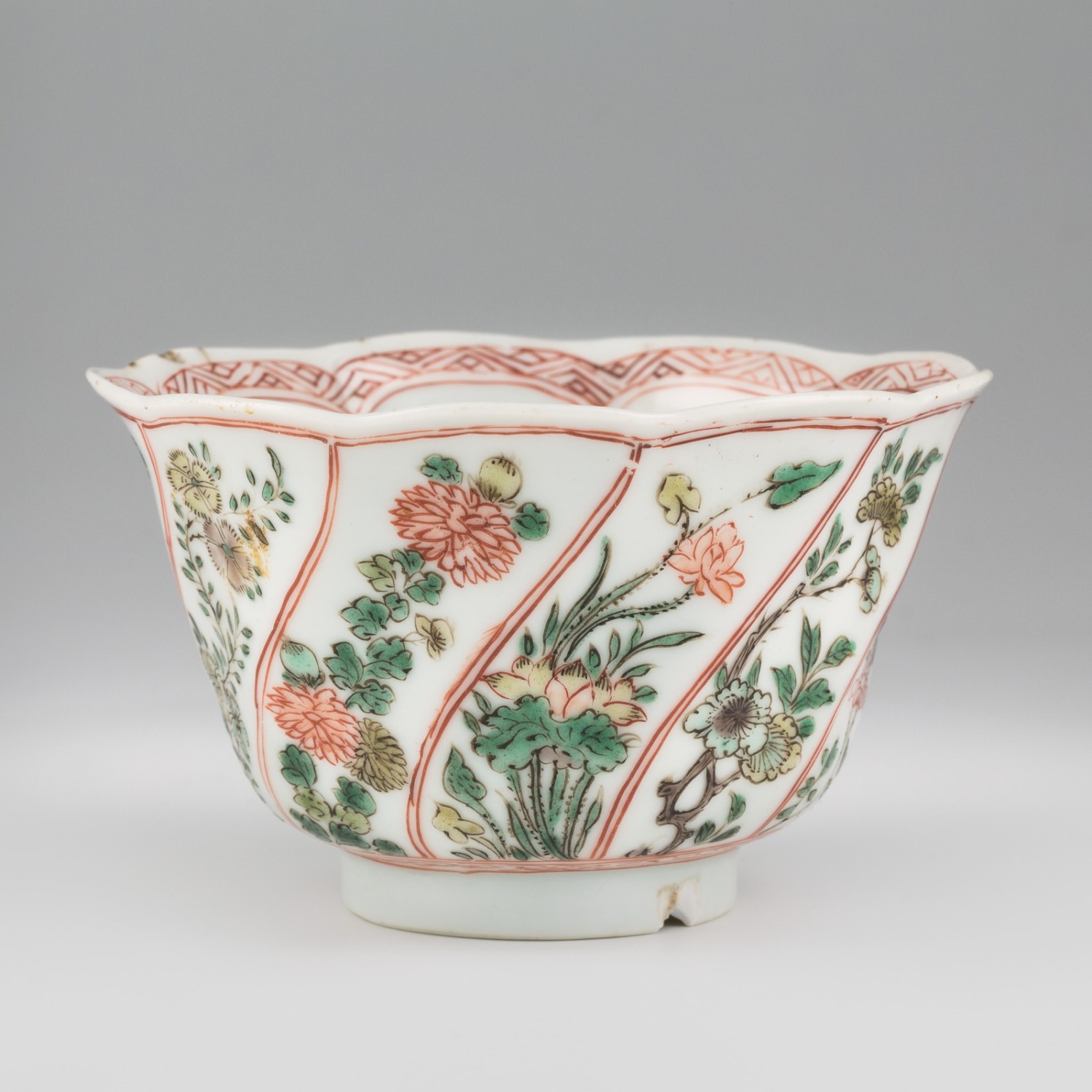 Trinkgefäß farbig m. ornamntaler Blumenmalerei