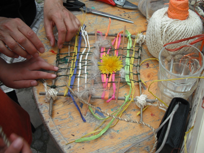 Gitterfensterbild mit Farbbändern und Butterblume