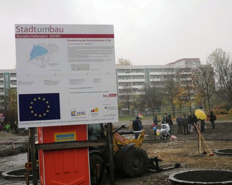 Bauschild mit Karte, EU-Banner, Logos und Text