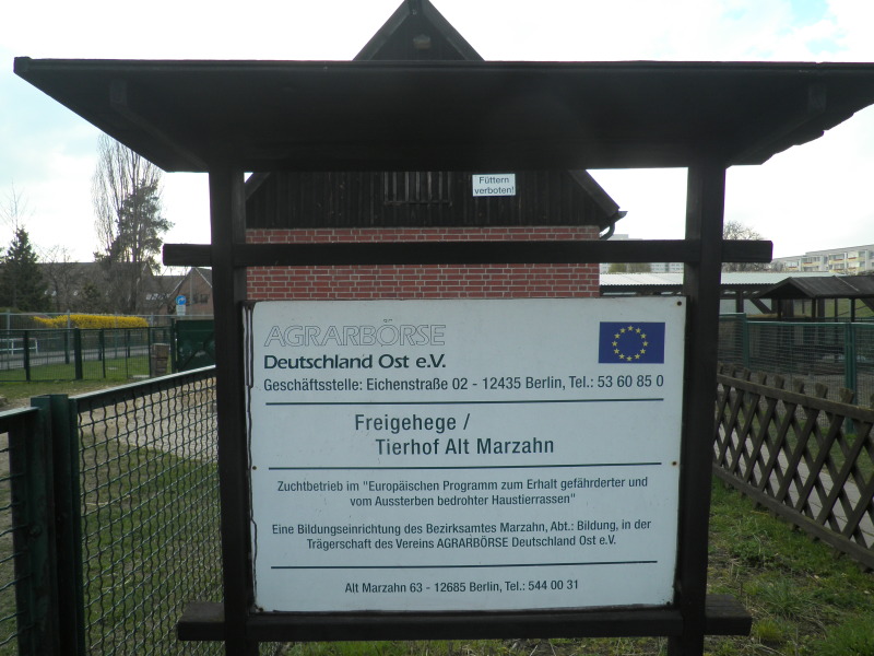 Hinweisschild Schriftzug auf weißem Untergrund