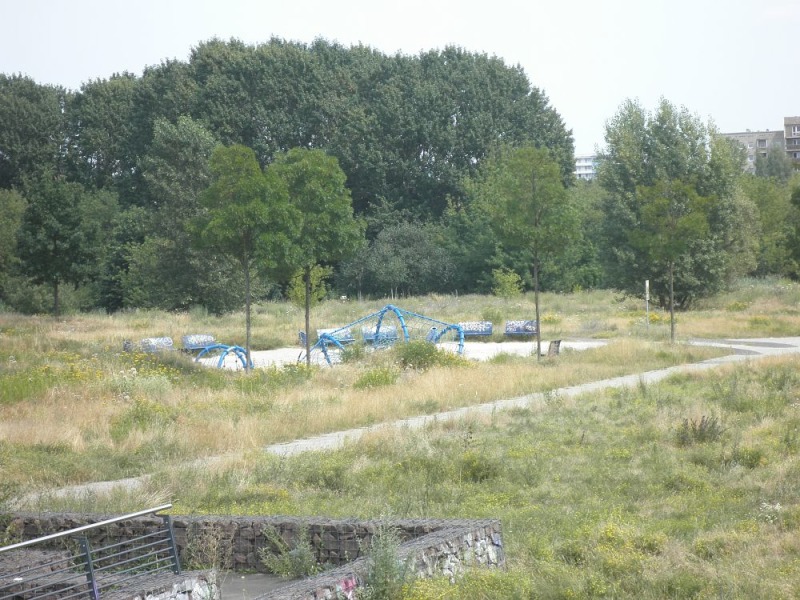 Wiesenpark mit blauem Wuhl
