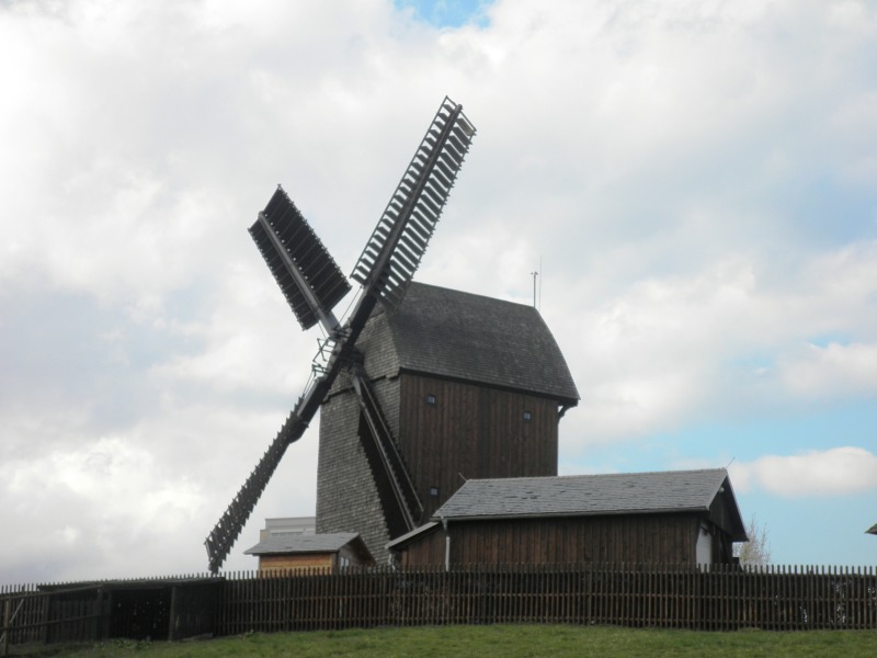 Gesamtansicht Bockwindmühle mit Nebengebäude