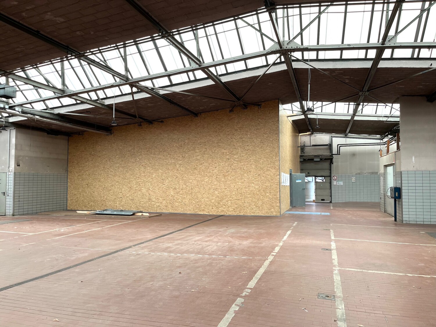 AWÜ Adlerhalle 1