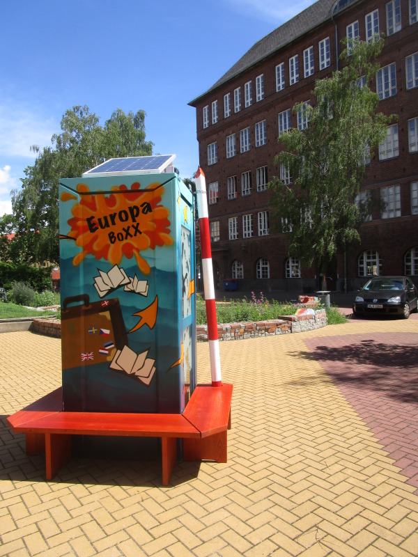 Rückfront der zweiten europäischen Bücherbox, Standort Schule