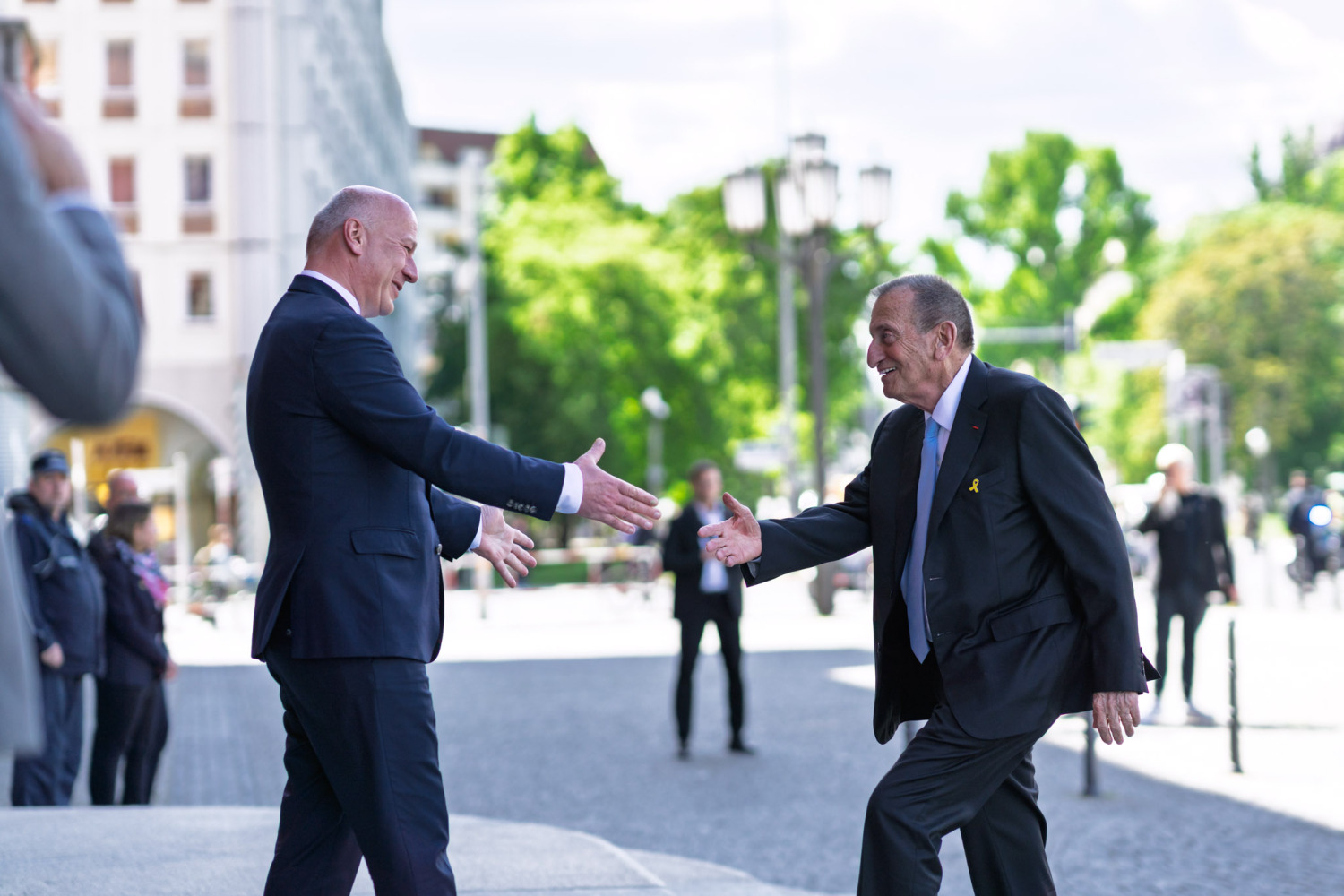 Bürgermeister von Tel Aviv Ron Huldai und Regierender Bürgermeister Kai Wegner anlässlich Unterzeichnung des Städtepartnerschaft-Abkommens zwischen Berlin und Tel Aviv im Berliner Rathaus