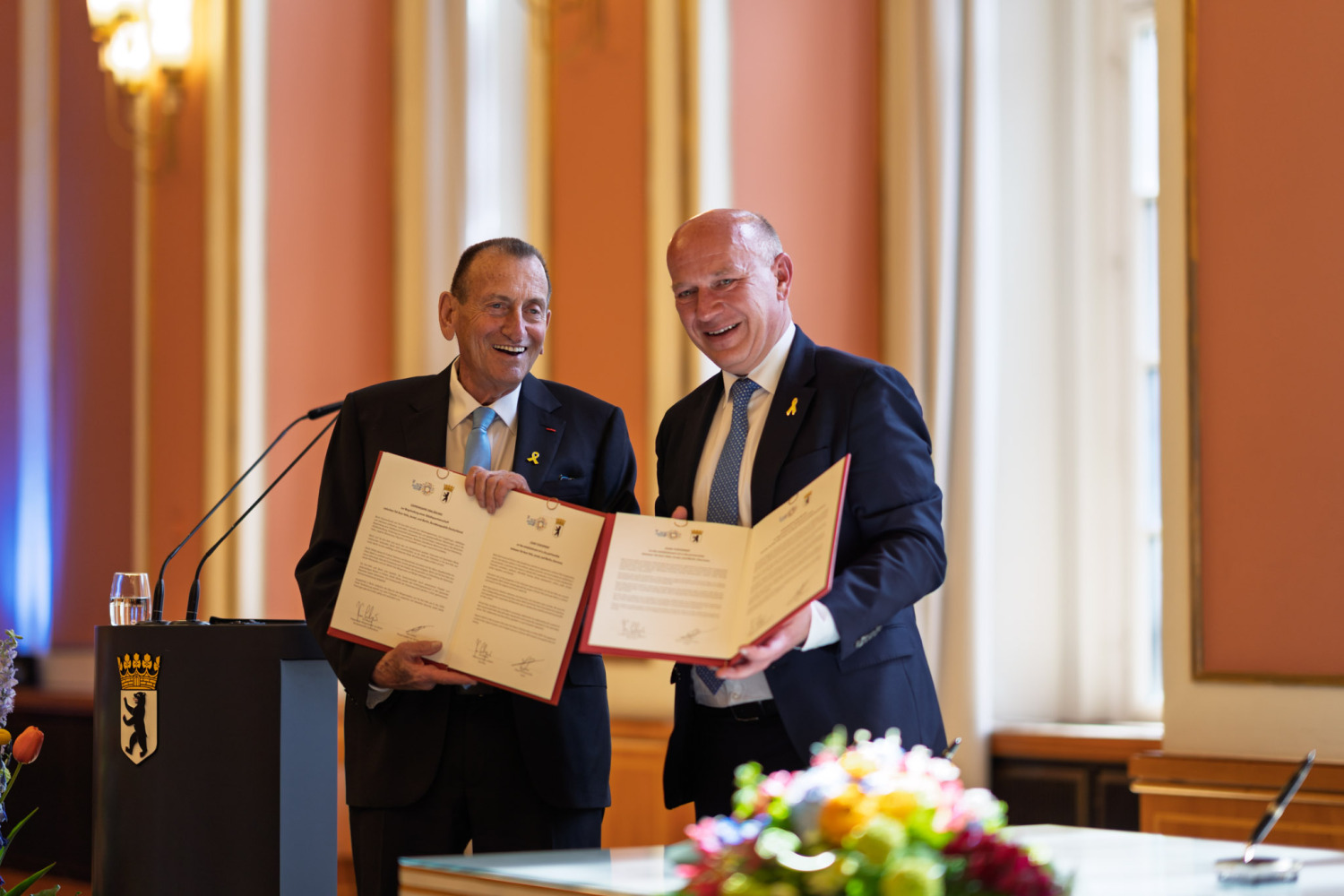 Bürgermeister von Tel Aviv Ron Huldai und Regierender Bürgermeister Kai Wegner anlässlich Unterzeichnung des Städtepartnerschaft-Abkommens zwischen Berlin und Tel Aviv im Berliner Rathaus