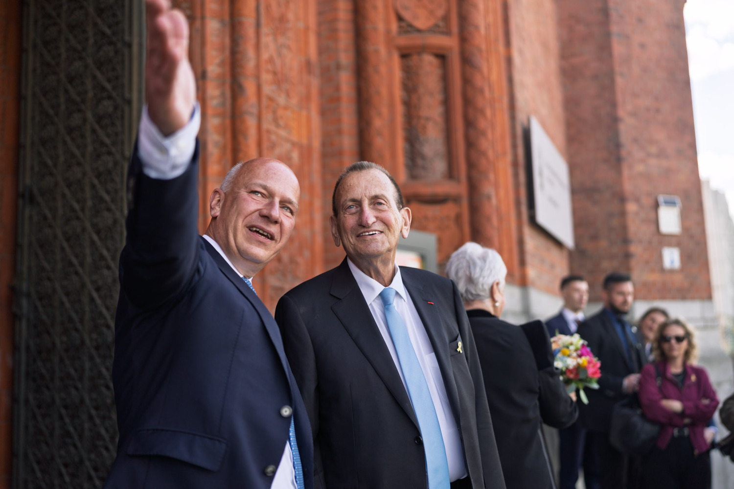 Bürgermeister von Tel Aviv Ron Huldai und Regierender Bürgermeister Kai Wegner anlässlich Unterzeichnung des Städtepartnerschaft-Abkommens zwischen Berlin und Tel Aviv im Berliner Rathaus