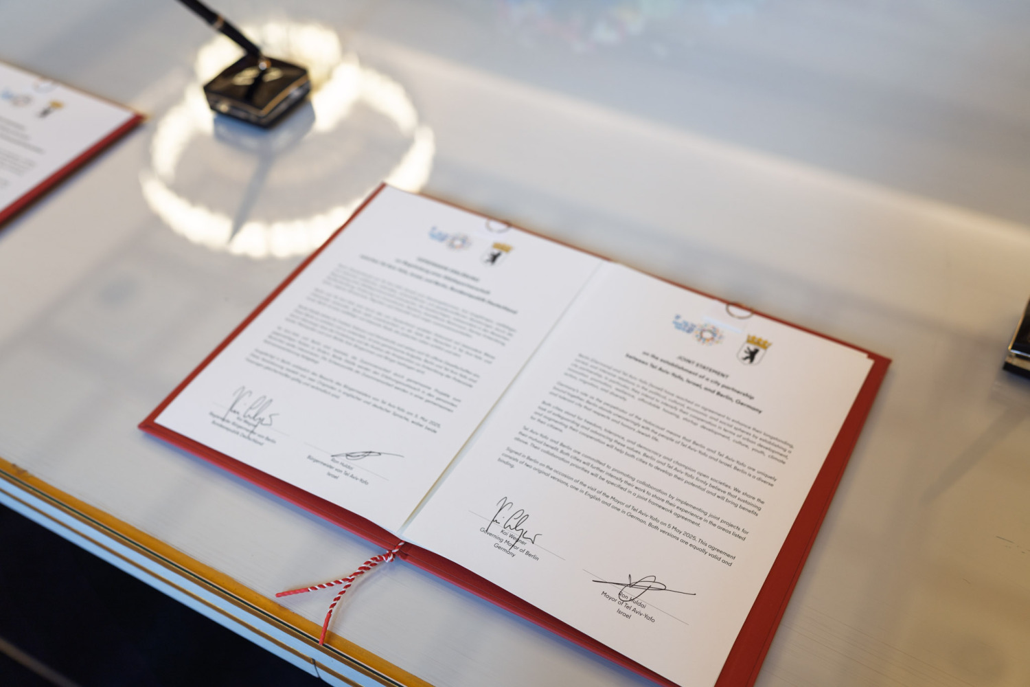 Bürgermeister von Tel Aviv Ron Huldai und Regierender Bürgermeister Kai Wegner anlässlich Unterzeichnung des Städtepartnerschaft-Abkommens zwischen Berlin und Tel Aviv im Berliner Rathaus