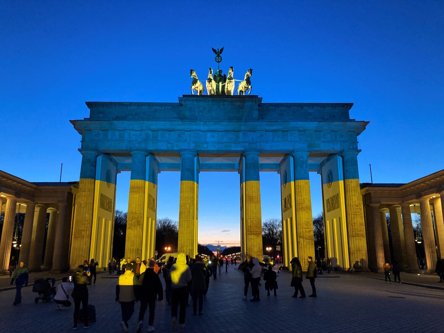 Brandenburger Tor in den Farben der Ukrainischen Flagge