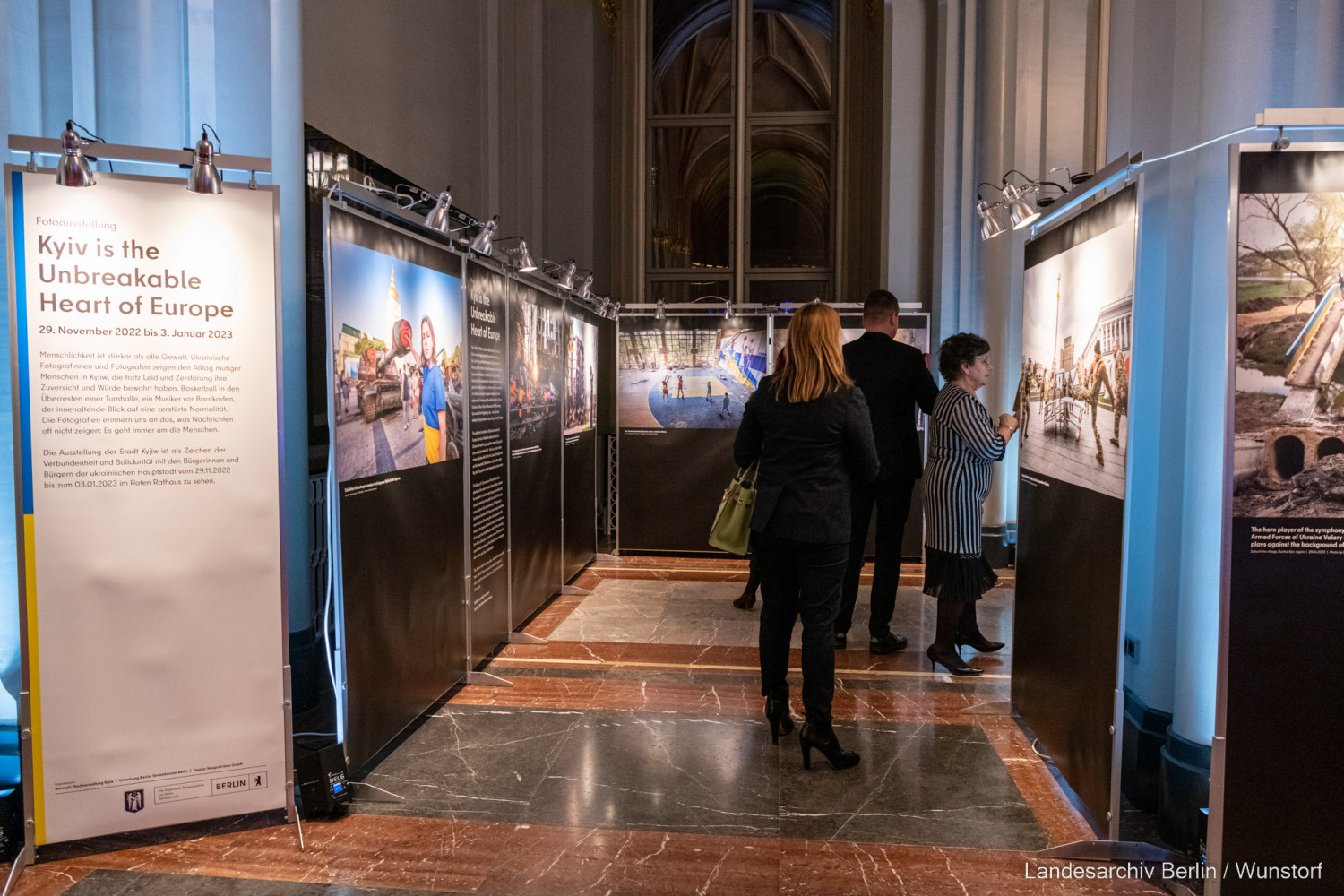 Ausstellung "Kyiv is the Unbreakable Heart of Europe" im Berliner Rathaus