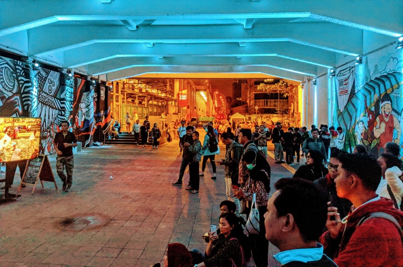 Passanten sehen einer Inszenierung in der Unterführung im Kendal Tunnel zu (Terowongan Kendal)