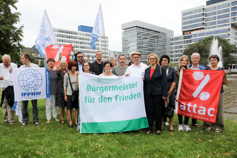 Gruppenbild mit den Friedensorganisationen auf der Mittelinsel des Ernst-Reuter-Platzes