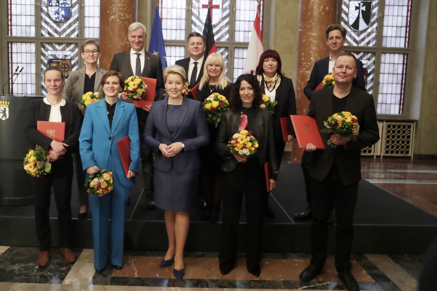 Die Mitglieder des Senats nach deren Ernennung durch die Regierende Bürgermeisterin Franziska Giffey im Wappensaal im Roten Rathaus