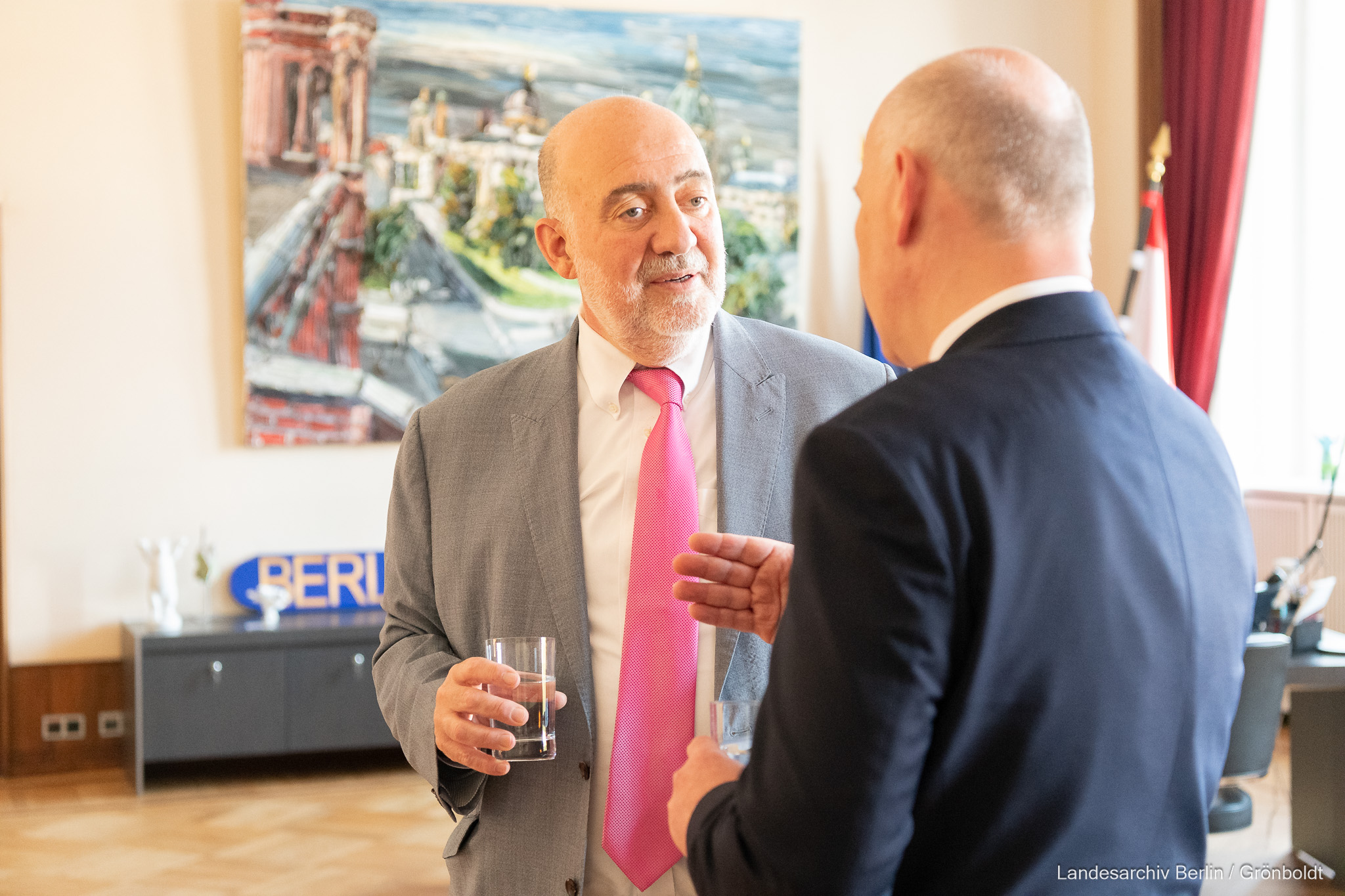 Antrittsbesuch des Isrealischen Botschafters, S.E. Hr. Prof. Ron Prosor beim Regierenden Bürgermeister Kai Wegner im Roten Rathaus.