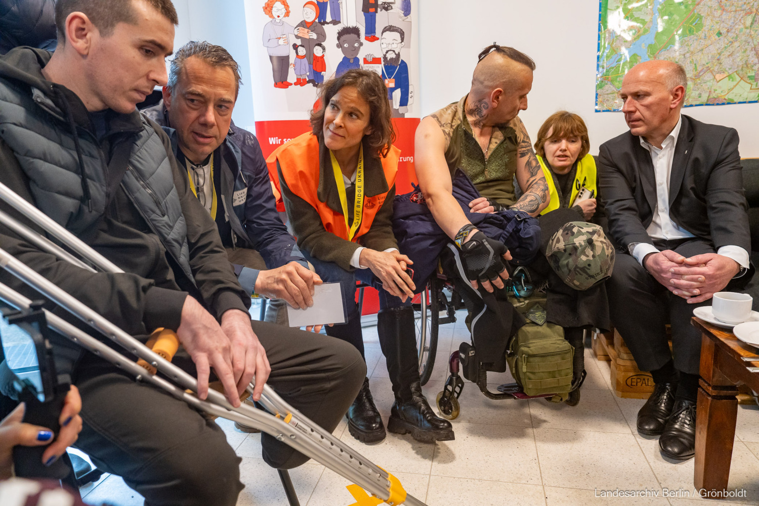 Der Regierende Bürgermeister von Berlin, Kai Wegner, begrüßte mit Sozialsenatorin Cansel Kiziltepe kriegversletzte Soldaten aus der Ukraine im Rahmen des Projekt "Prothesenzentrum Berlin-Kyiv"