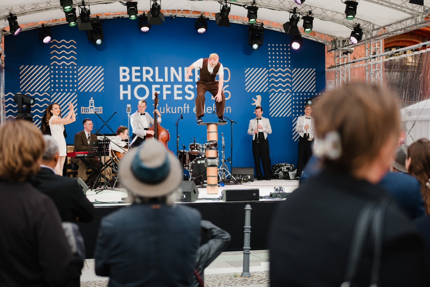 Auf einer Bühne im Hof des Roten Rathauses spielt eine Musikband zum Berliner Hoffest 2026