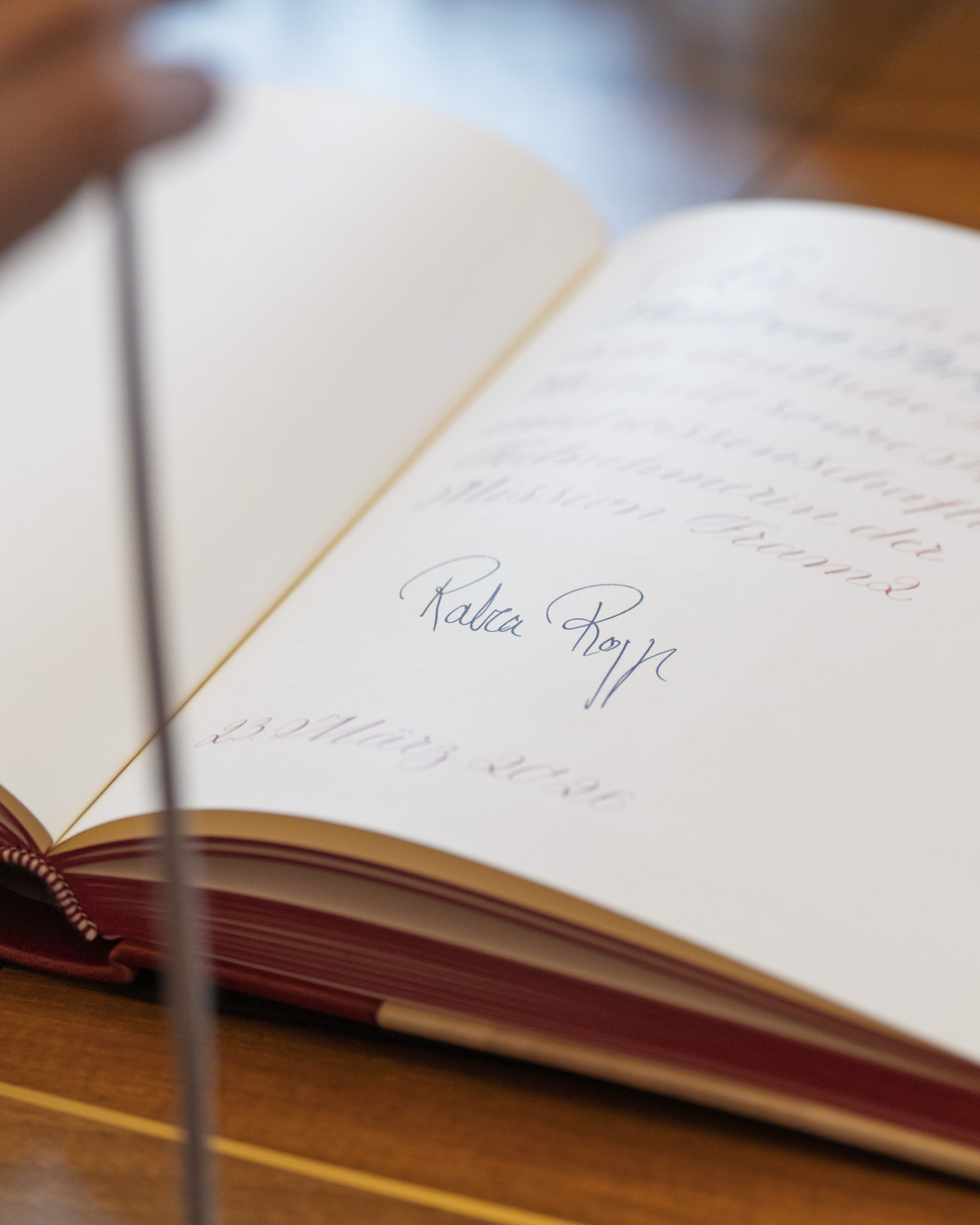 Eintrag im Berliner Gästebuch der ersten deutschen Frau im Weltall Rabea Rogge