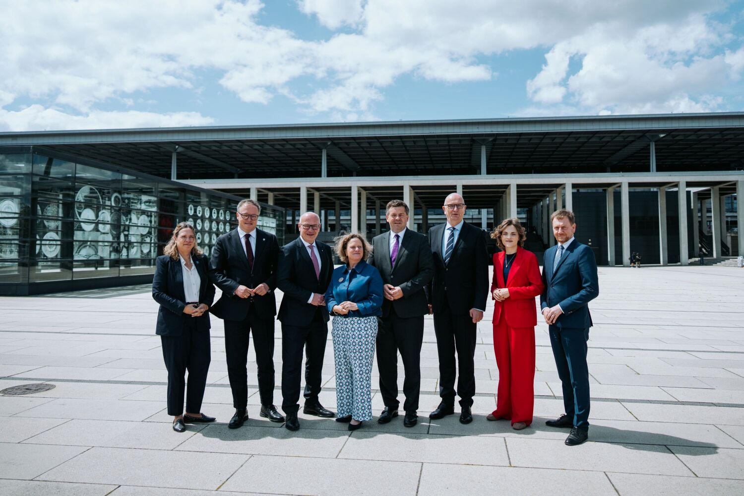 Gruppenbild der Ministerpräsidenten der ostdeutschen Bundesländer bei der MPK-Ost sowie der Ostbeauftragten Elisabeth Kaiser