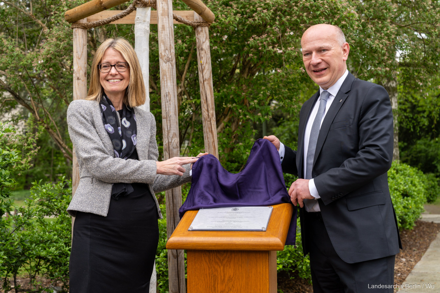 Enthüllung Baumplakette und Antrittsbesuch von Jill Gallard