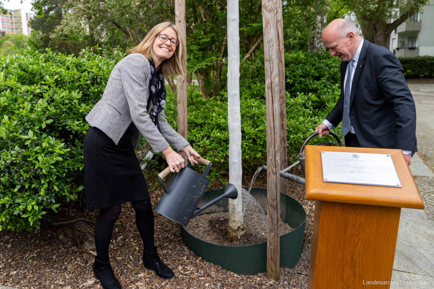 Enthüllung Baumplakette und Antrittsbesuch von Jill Gallard