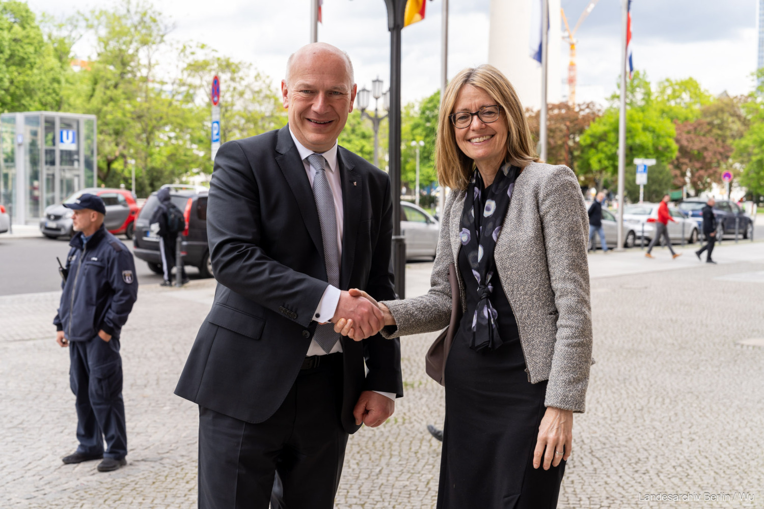 Enthüllung Baumplakette und Antrittsbesuch von Jill Gallard