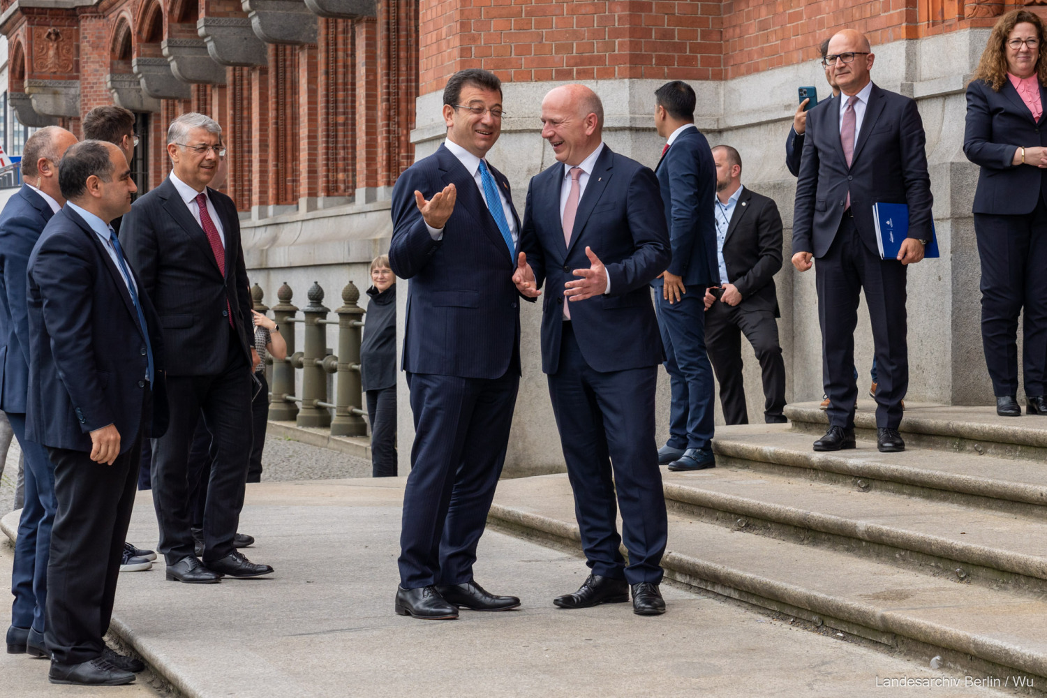 Bürgermeister von Istanbul İmamoğlu ist zu Besuch in Berlin und trägt sich ins Goldene Buch ein