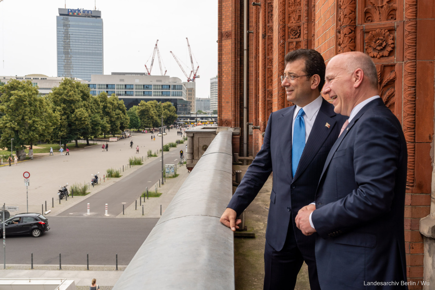 Bürgermeister von Istanbul İmamoğlu ist zu Besuch in Berlin und trägt sich ins Goldene Buch ein