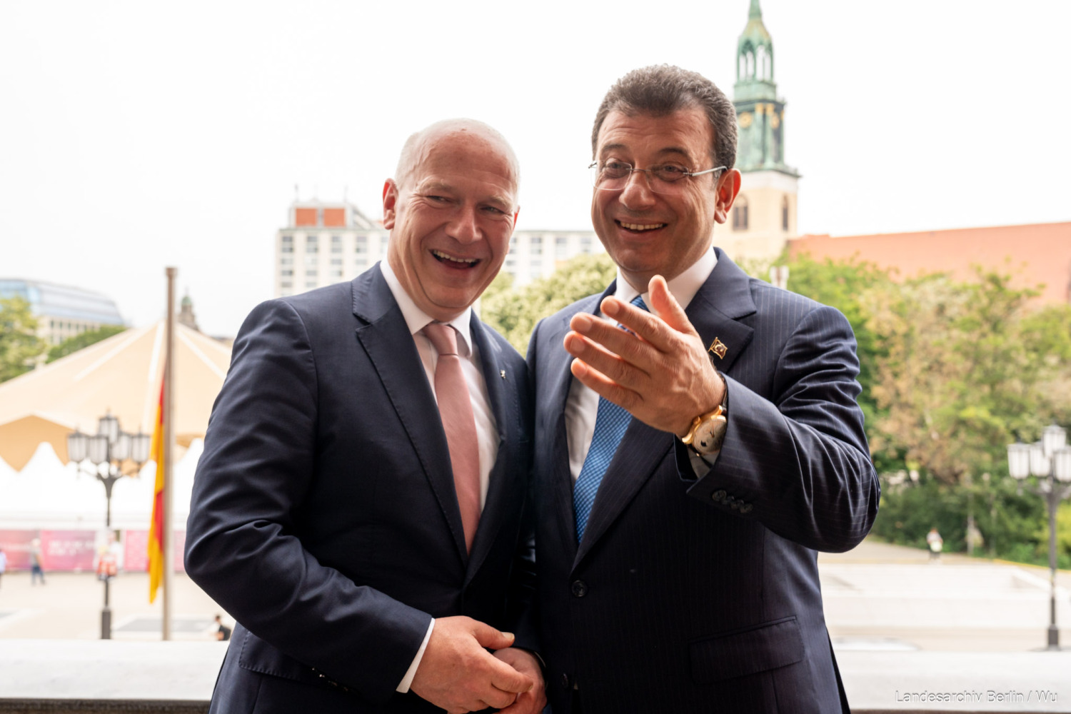 Bürgermeister von Istanbul İmamoğlu ist zu Besuch in Berlin und trägt sich ins Goldene Buch ein