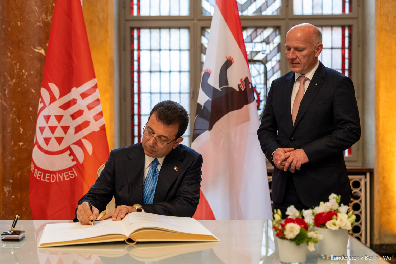 Bürgermeister von Istanbul İmamoğlu ist zu Besuch in Berlin und trägt sich ins Goldene Buch ein