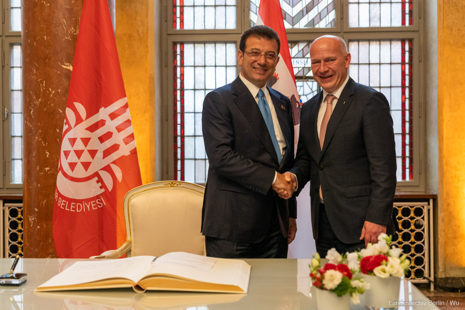 Bürgermeister von Istanbul İmamoğlu ist zu Besuch in Berlin und trägt sich ins Goldene Buch ein