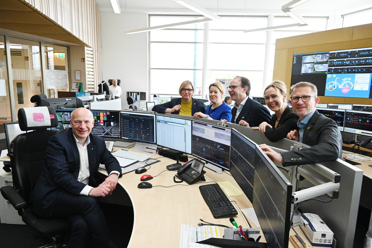 Tagung des Senats bei den Berliner Verkehrsbetrieben am 16.4. und anschließende Begehung der U-Bahn-Betriebswerkstatt Friedrichsfelde.