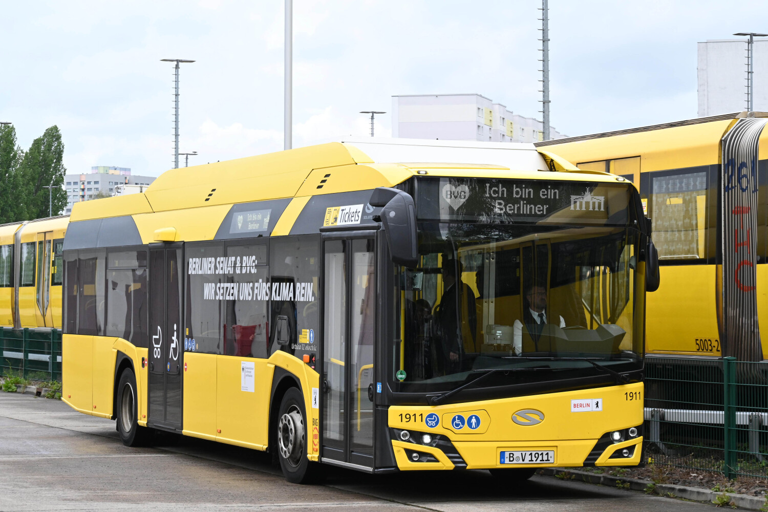 Tagung des Senats bei den Berliner Verkehrsbetrieben am 16.4. und anschließende Begehung der U-Bahn-Betriebswerkstatt Friedrichsfelde.
