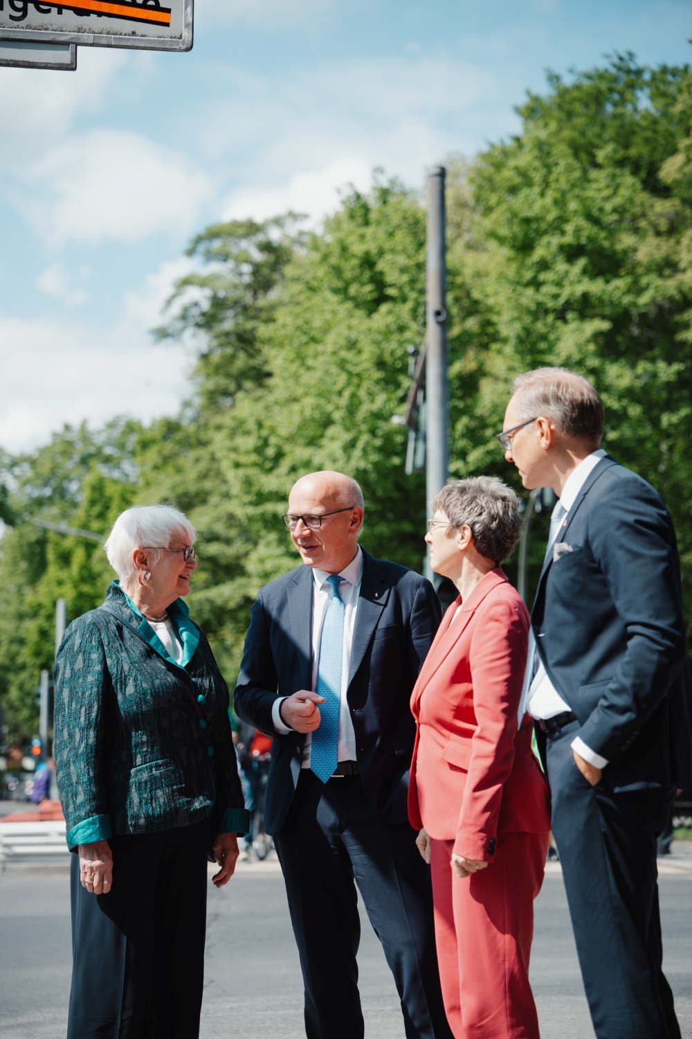 Gerda Hasselfeldt, Kai Wegner, Annegret Kramp-Karrenbauer und Carsten Spallek unterhalten sich neben dem neuen Straßenschild