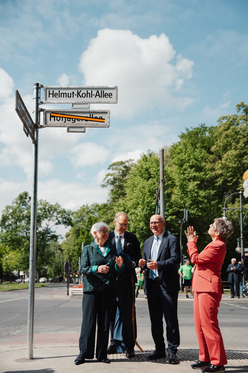 Ansicht Gerda Hasselfeldt, Kai Wegner, Annegret Kramp-Karrenbauer, Carsten Spallek neben dem neuen Straßenschild