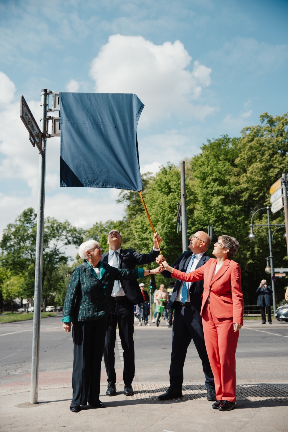 Enthüllung des neuen Straßenschilds durch Gerda Hasselfeldt, Kai Wegner, Annegret Kramp-Karrenbauer und Carsten Spallek