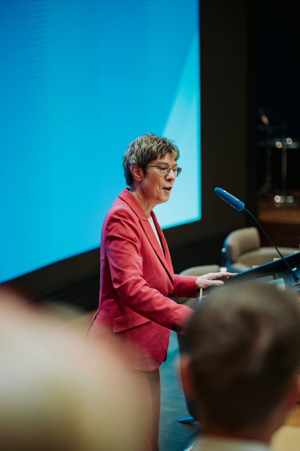 Annegret-Kramp-Karrenbauer spricht am Rednerpult
