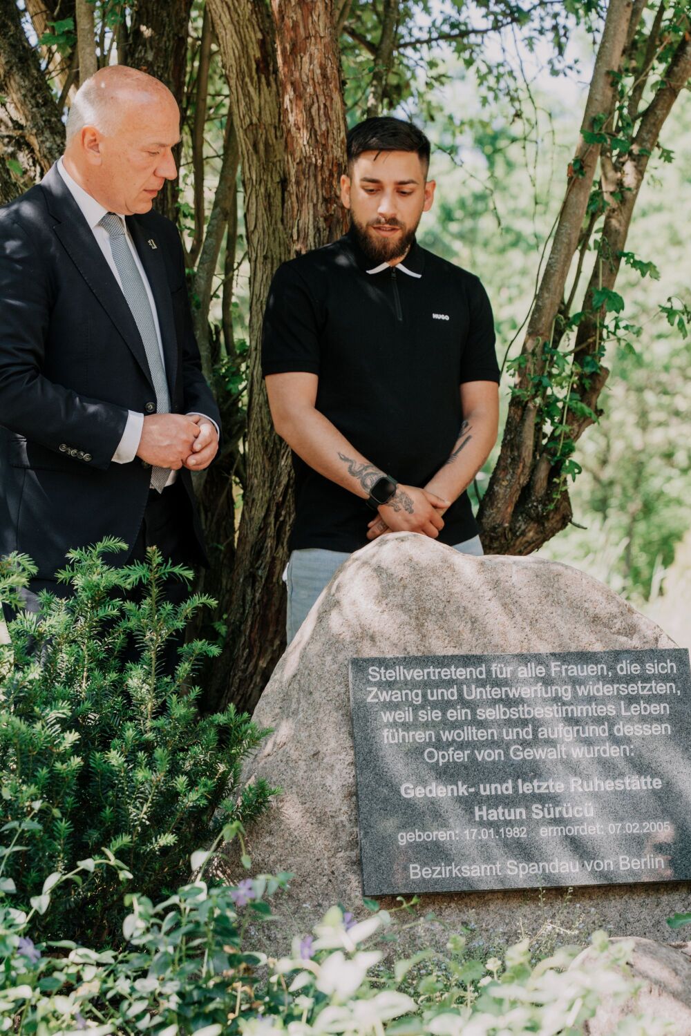 Ansicht Kai Wegner und Can Sürücü neben der Gedenktafel am Ehrengrab für Hatun Sürücü