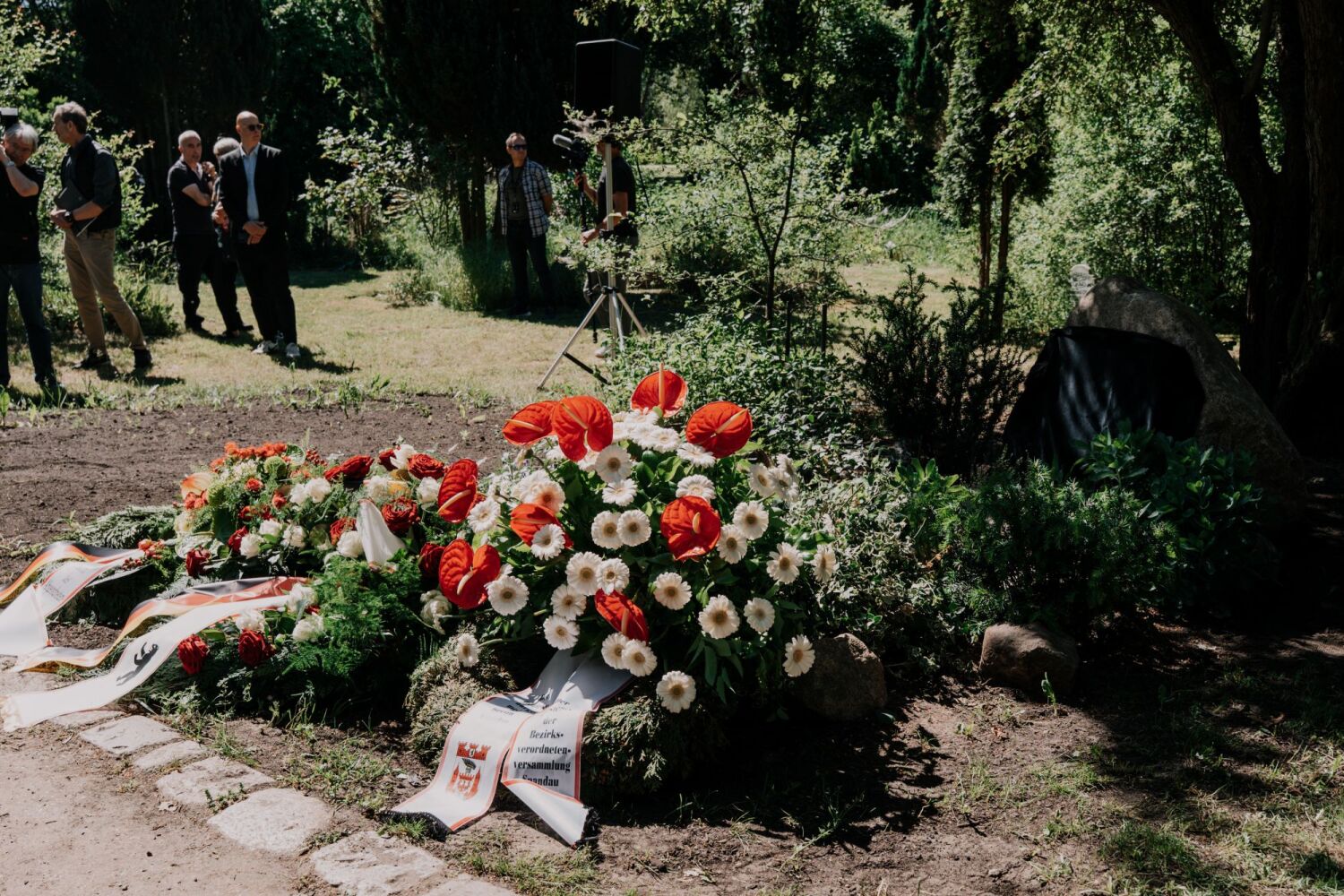 Ansicht Blumensträuße auf dem Ehrengrab für Hatun Sürücü