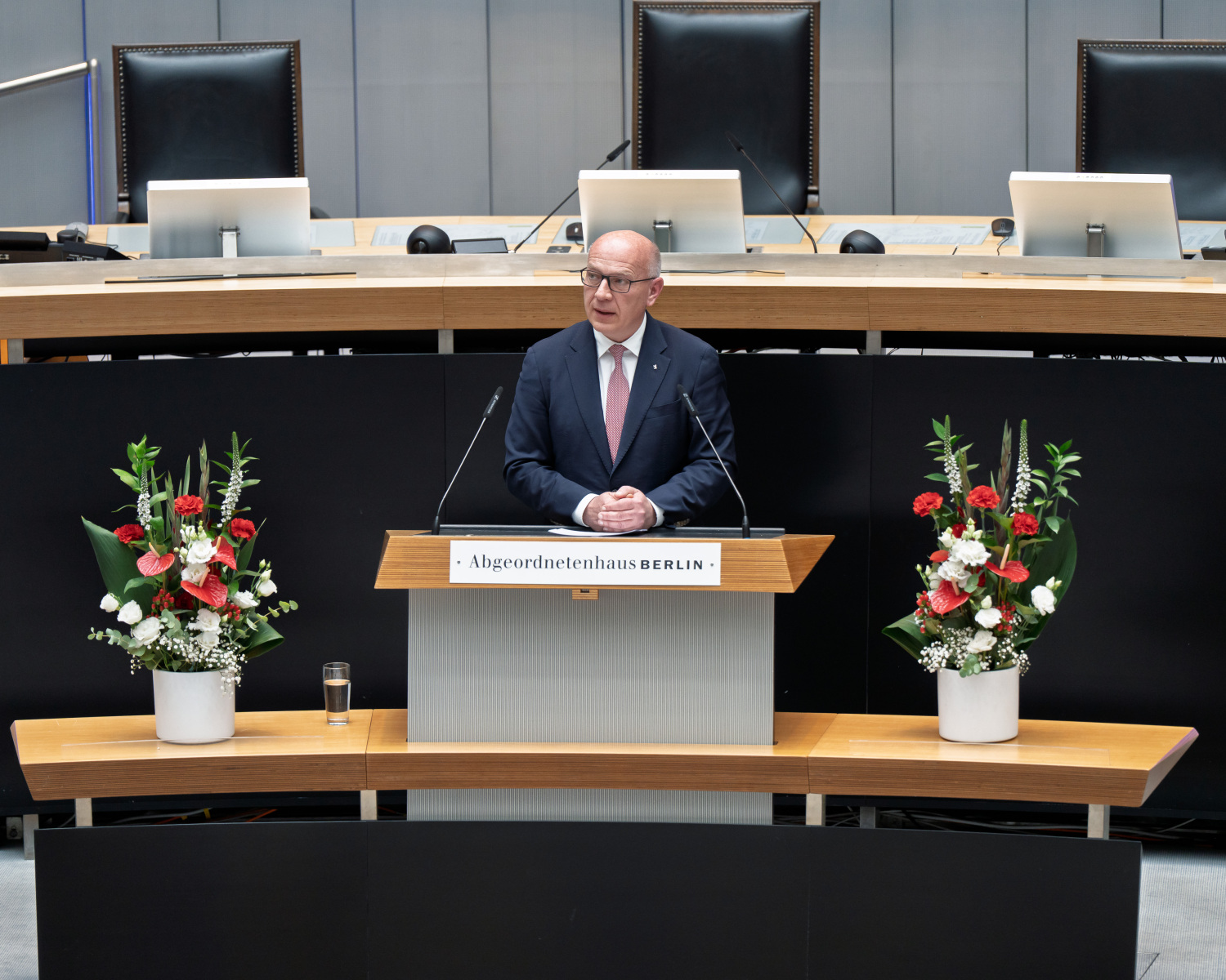 Der Regierende Bürgermeister, Kai Wegner, spricht zum Sitzungssaal
