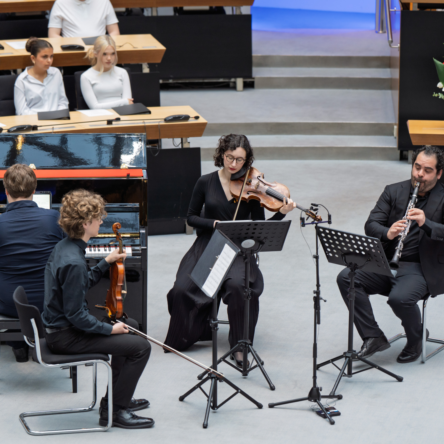 Musizierende spielen im Sitzungssaal