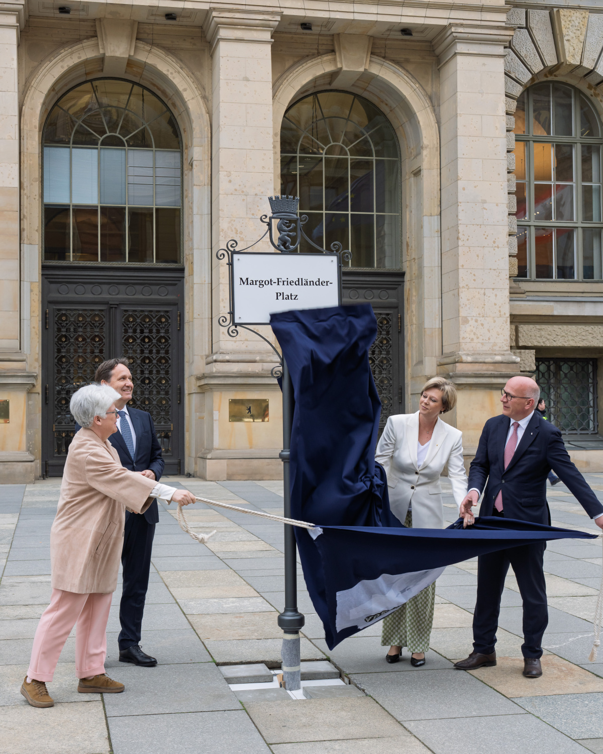 Frau Remlinger, Herr Dreinhöfer, Frau Seibeld und Herr Wegner enthüllen das neue Namensschild
