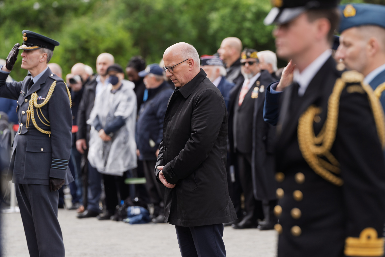 Ansicht Kai Wegner und Teilnehmende vor dem Luftbrückendenkmal
