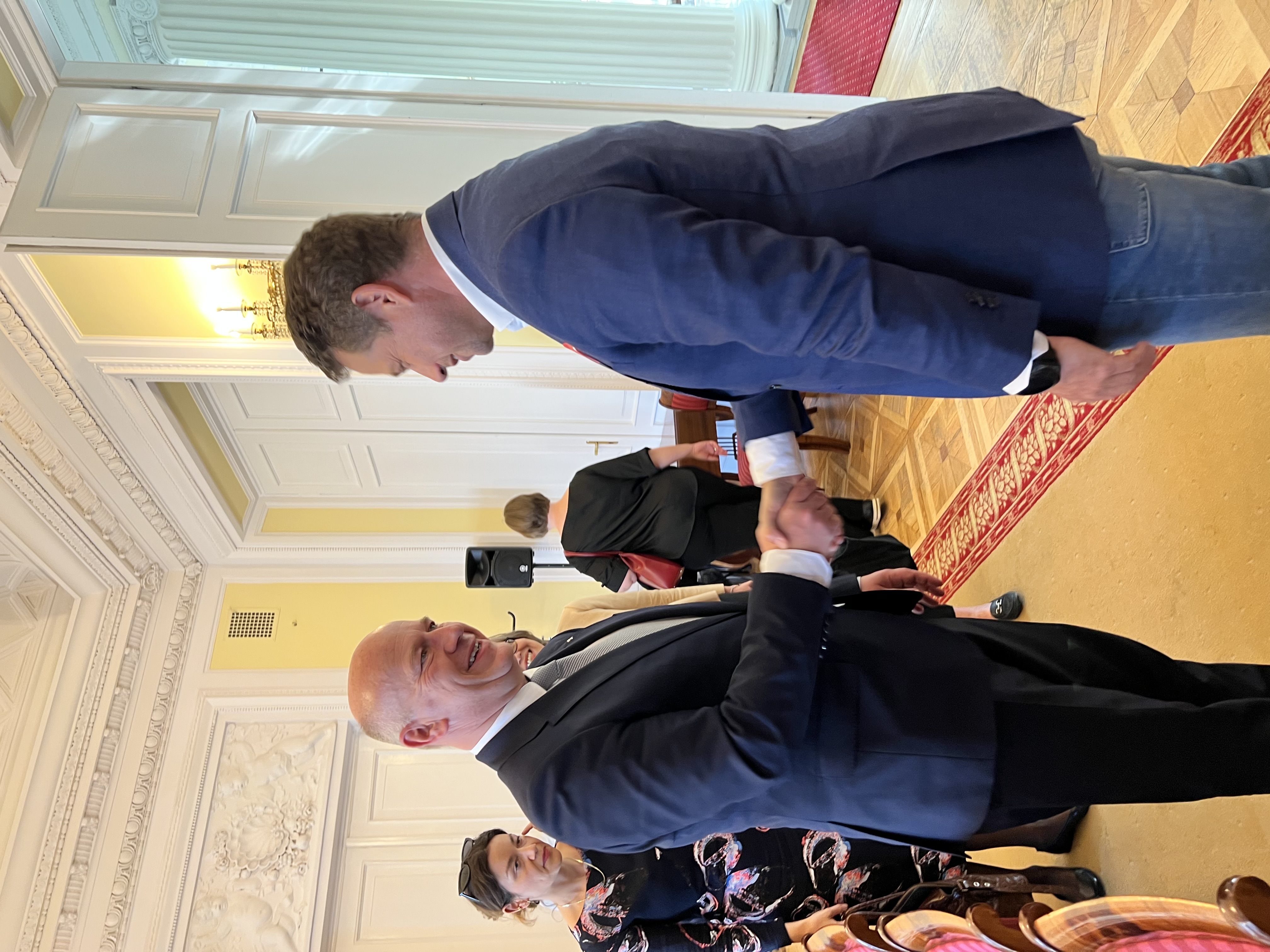Der Regierende Bürgermeister von Berlin wird vom Warschauer Stadtpräsidenten Rafał Trzaskowski begrüßt